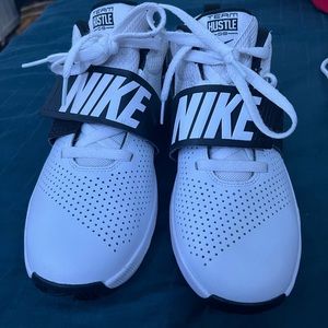 Nike Boys Team Hustle D8 Basketball Shoe